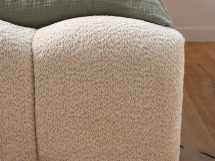 Boxspring Dreamhouse Harmony, close-up van gestoffeerde hoek in teddy bouclé stof
