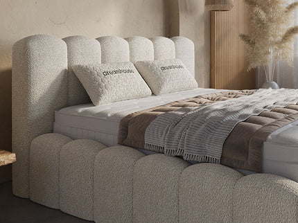 Boxspring Dreamhouse Harmony, hoekaanzicht met gestoffeerd hoofdbord in teddy bouclé stof en plaid