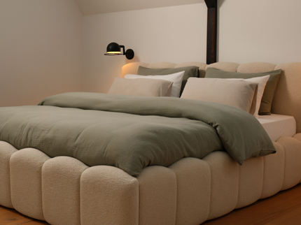 Boxspring Dreamhouse Harmony met opbergruimte in teddy bouclé stof, sfeerbeeld met groen beddengoed