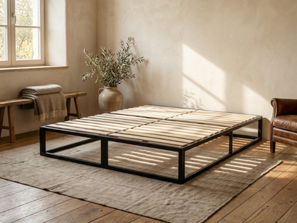 Metalen bedframe Torino met lattenbodem in zonnige slaapkamer met houten vloer