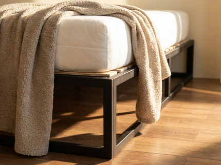 Metalen bedframe Torino met matras en plaid, zijaanzicht in slaapkamer