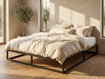 Metalen bedframe Torino met matras en beddengoed in licht ingerichte slaapkamer