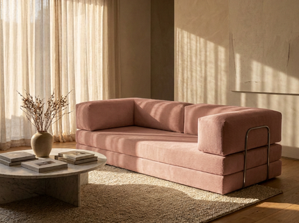 Slaapbank Fluffy in oud roze, sfeerbeeld in warm ingerichte woonkamer